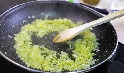 Kuhinja ne smrdi posle prženja, a ukus jela bude 100 puta bolji: Ovako iskusne domaćice dinstaju luk, tajna je u 2 sastojka