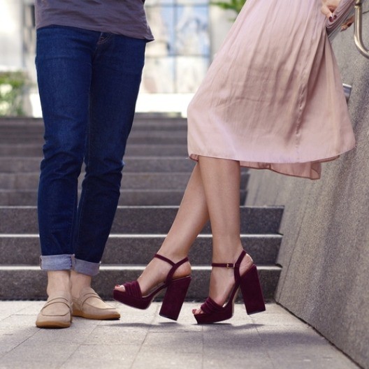 Ova suknja u neočekivanoj boji biće hit proleća: Osvežava svaki stajling i izgleda luksuzno