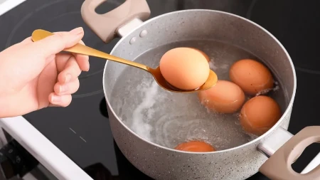 Jaja vam popucaju tokom kuvanja? Kuvar Vuk otkriva trik koji to sprečava