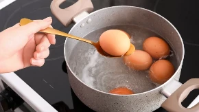 Jaja vam popucaju tokom kuvanja? Kuvar Vuk otkriva trik koji to sprečava