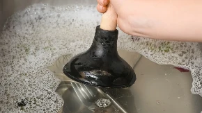 Razara masnoću u zapušenoj sudoperi: Zaboravite sirće i sodu bikarbonu, ovo stvarno radi