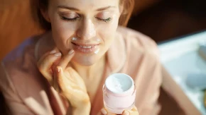 Neverovatno, ali istinito: Žene stavljaju vaginalnu kremu na lice zbog bora