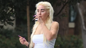 Kako možete da je puštate da šeta sama!? Glumicu pustili sa psihijatrije, a njoj gore nego ikad pre!