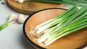 Ne jedite mladi luk koji ovako izgleda: To znači da je pun hemije!