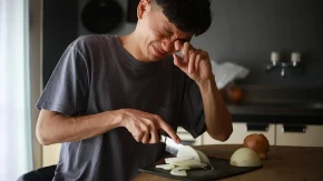 Smrde vam ruke na luk? Ovaj trik briše miris za 5 sekundi