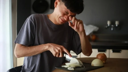 Smrde vam ruke na luk? Ovaj trik briše miris za 5 sekundi