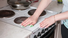 Ovo povrće riba šporet bolje od hemije! Trik koji je oduševio žene širom sveta