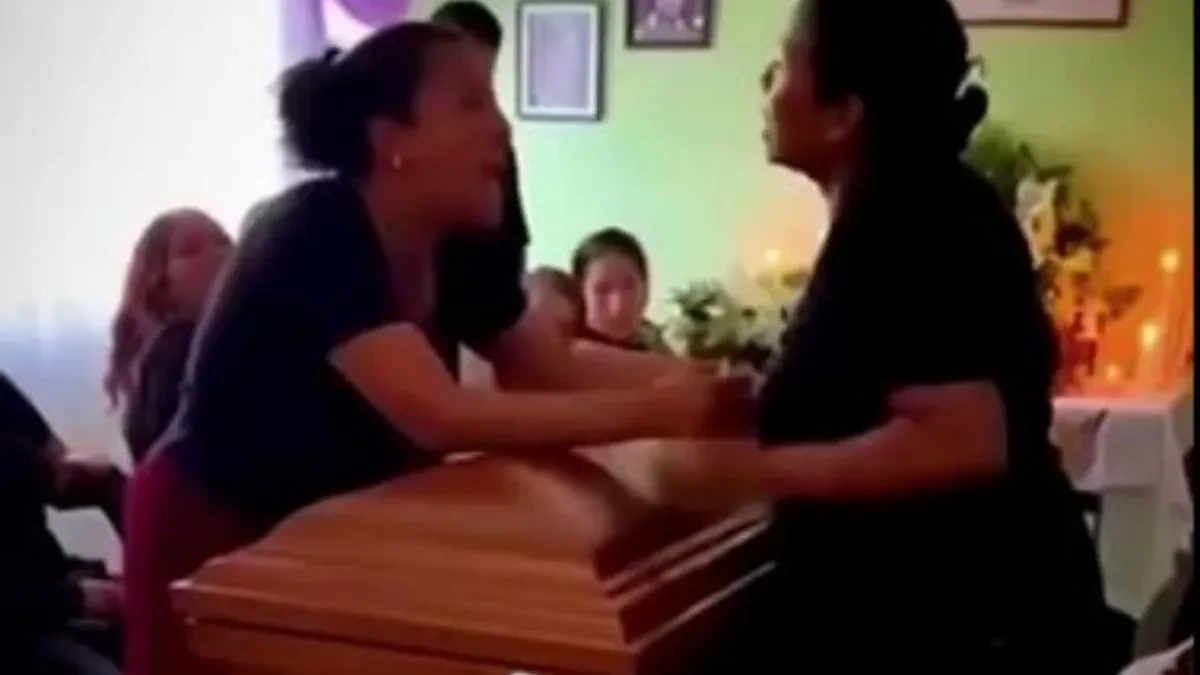 "Jako sam žalosna": Supruga saznala za prevaru na sahrani muža, pa se potukla s ljubavnicom