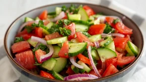 Paradajz i krastavac ne smeju da se jedu zajedno? Evo da li omiljena salata šteti želucu