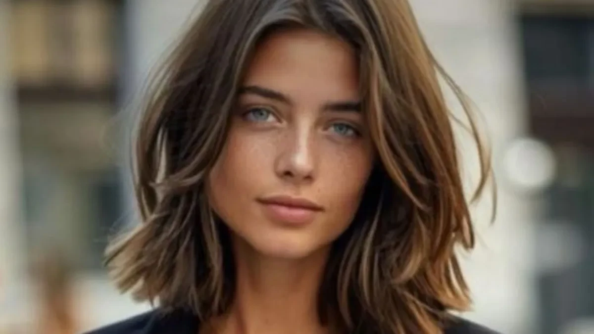 Za 10 sekundi izgledate mlađe i mršavije: Ovaj trik sa kosom potpuno menja lice bez šišanja