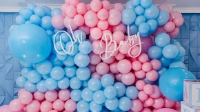 Plavo ili roze: Kako su zabave za otkrivanje pola bebe postale ritual savremenog roditeljstva