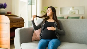 Opadanje kose u trudnoći: Kada je fiziološko, a kada signal za oprez