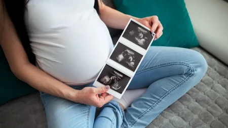 Prva beba rođena putem surogat majke: Ovog meseca proslavila 40. rođendan, evo kako izgleda danas