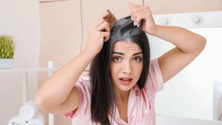 Sedu kosu sakrijem bez farbanja: Ova mešavina mi vrati prirodnu boju i jača koren