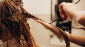 Jedan trošak manje, ne bacajte pare na farbu: Kako da posvetlite kosu prirodnim putem, ne unuštava se i ne bude suva kao barut