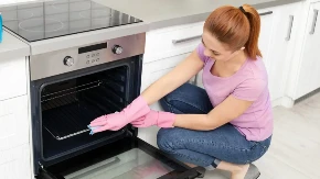 Mučite se da očistite rernu? Trik sa ovom tabletom skine masnoću za 10 minuta!