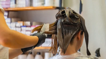 Nije plava, a ni braon: Ova boja apsolutno osvaja prolećnu sezonu, kosa izgleda nestvarno