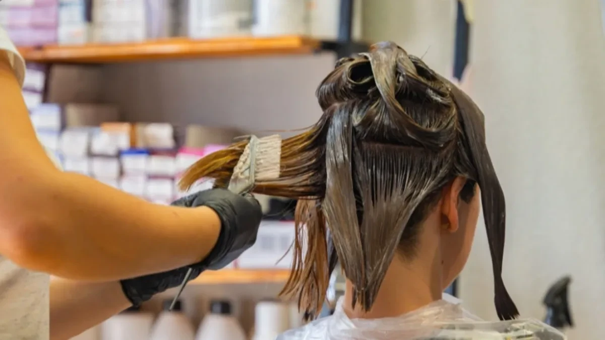 Nije plava, a ni braon: Ova boja apsolutno osvaja prolećnu sezonu, kosa izgleda nestvarno