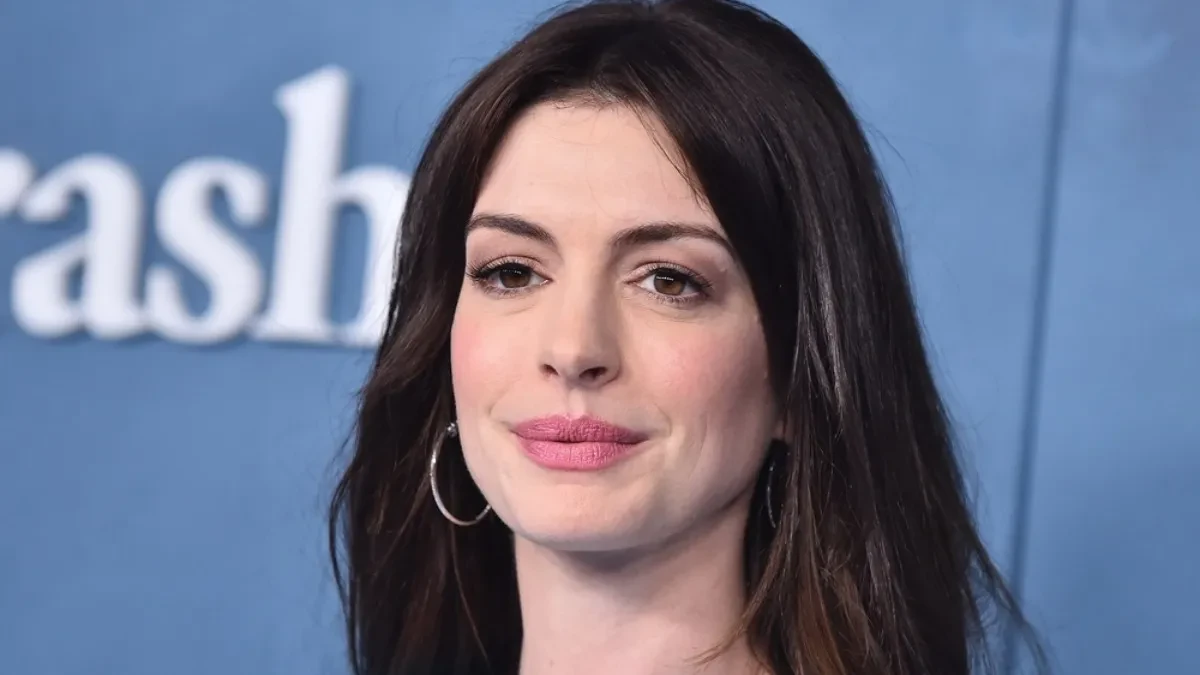 Svi pričaju o njenoj crvenoj haljini: Glumica En Hatavej očarala na premijeri filma