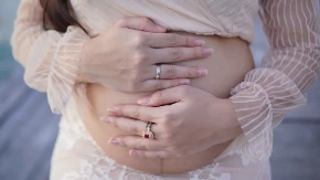 Šta kada prsten postane „tesan“? Zašto prsti otiču u trudnoći i kada je vreme da skinete prstenje
