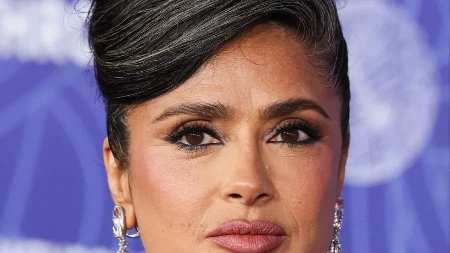 Salma Hajek pokazala sede: Zavodnica bez farbe i filtera oduševila stavom 