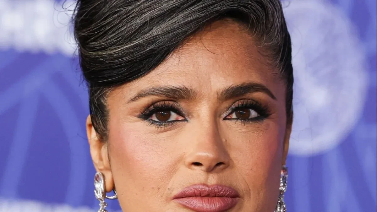 Salma Hajek pokazala sede: Zavodnica bez farbe i filtera oduševila stavom 