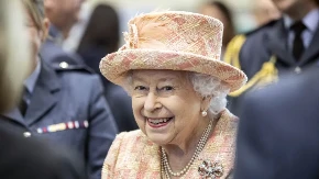 Svideo bi se ama baš svakoj ženi, tek će da zaludi svet: Komad koji je obožavala kraljica Elizabeta pušten u prodaju, evo šta je u pitanju