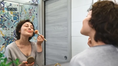 Kako da parfem duže stoji, kako da trepavice budu gušće... Starinski trikovi koji i dan danas rade, za 5 minuta spremne za izlazak iz kuće