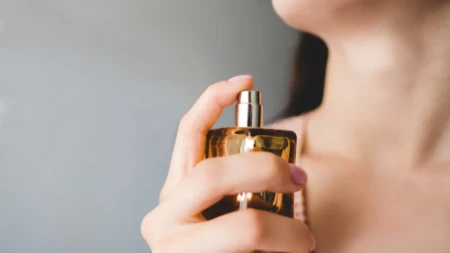 Parfem će trajati ceo dan: Nije samo do brenda, već i do rutine nanošenja, ovo morate znati