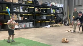 Polako mališa! Dečak (3) se malo zaneo tokom treninga sa dekom, pogledajte tu snagu