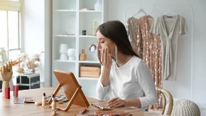 Da li je sigurno nositi šminku tokom trudnoće? Vodič kroz bezbedne sastojke i savete za lep izgled bez rizika za bebu