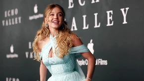 Došla u miniću, pa gaćice bacila u publiku! Lepa glumica opet provocira muškarce