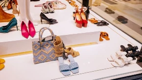 Neko bi rekao da su samo za pijacu, a neko da su za crveni tepih: Ovo je obuća zbog kojih Beograđanke prave redove ispred prodavnica ovog proleća