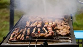 Ovo će vas spasiti za Prvi maj: Namirnica od par dinara očistiće roštilj za tren