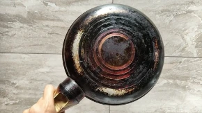 Bez mučnog ribanja zagorelog tiganja: Ovo skida svu masnoću kao gumicom!