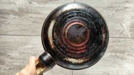 Bez mučnog ribanja zagorelog tiganja: Ovo skida svu masnoću kao gumicom!