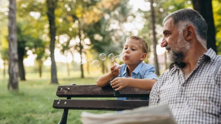 Evo od koga vam je dete nasledilo levorukost: Šta mališani nasleđuju od dede sa mamine strane