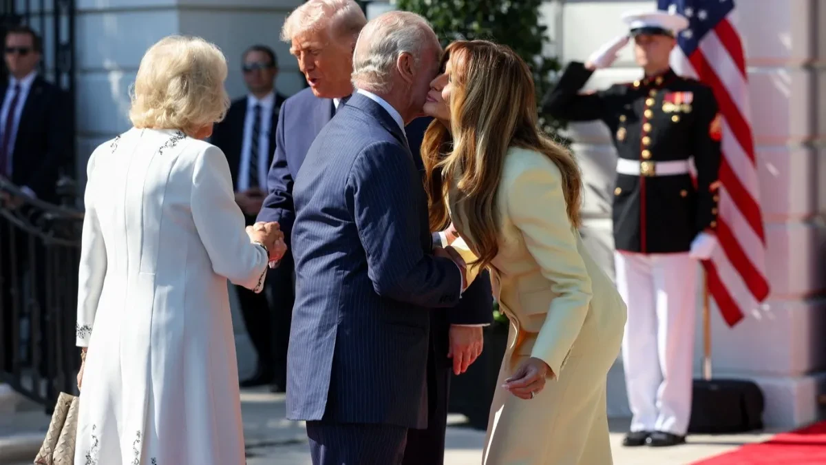 ŠOK SCENA U BELOJ KUĆI Melanija poljubila kralja Čarlsa, svi gledali u neverici, trenutak koji je zapalio svet