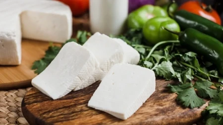 Ko ne sme da jede mladi sir? Ako se lečite od ove bolesti, bilo bi bolje da ga izbacite iz ishrane