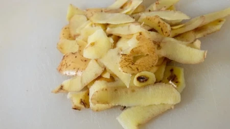 Ljuštilica vam ne treba: Evo kako najlakše da se rešite kore od krompira, ručak ćete spremiti za tili čas