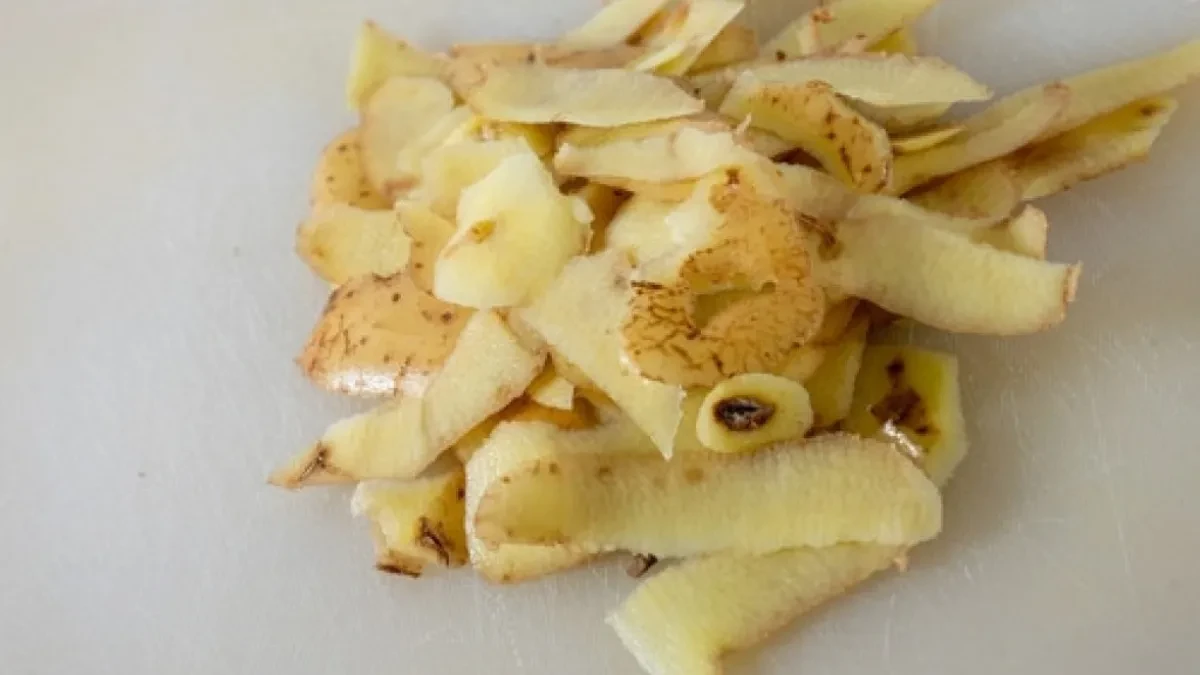 Ljuštilica vam ne treba: Evo kako najlakše da se rešite kore od krompira, ručak ćete spremiti za tili čas