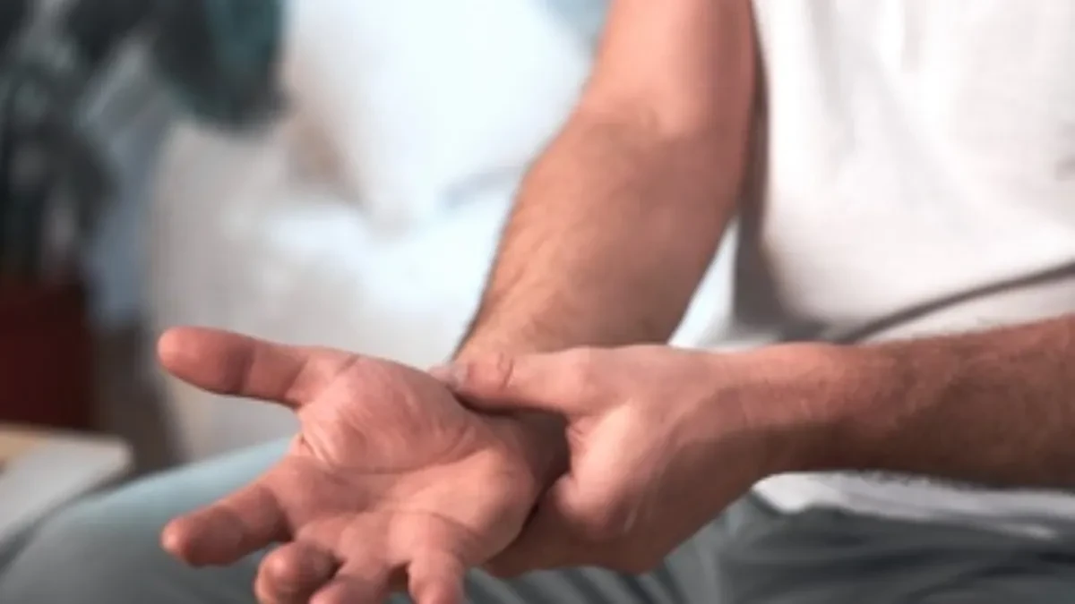 Osećate grč u šaci? To može biti rani znak ovih 5 bolesti