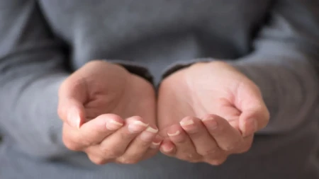 Spojite dlanove odmah: Ako vam se linije poklapaju, prati vas retko prokletstvo, a evo šta znači ako je jedna viša