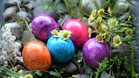 Farbanje jaja prirodnim bojama: Obojite ih povrćem i začinima kao naše bake