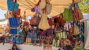 Neko kaže da su toliko ružne, da nisu ni za pijacu, a one hit leta 2026. godine: Ove torbe su zaludele Beograđanke, već ih šetaju po Knezu