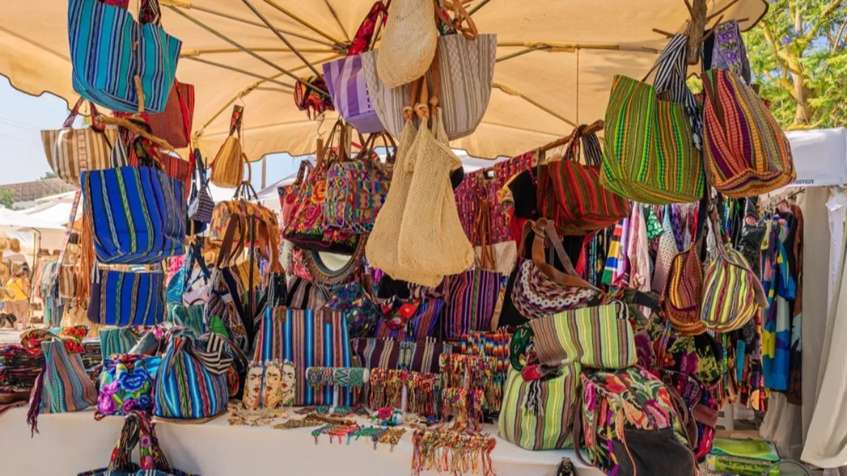 Neko kaže da su toliko ružne, da nisu ni za pijacu, a one hit leta 2026. godine: Ove torbe su zaludele Beograđanke, već ih šetaju po Knezu