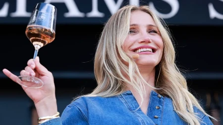 Glumica prošetala mlađeg muža: Svi pričaju o njima, jer se retko viđaju zajedno