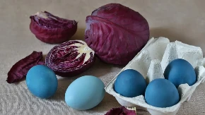 Dobićete 3 boje za jaja od 1 glavice kupusa: Trik za najlepše ofarbana jaja