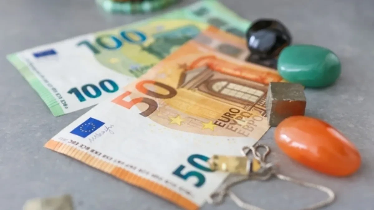 3 prolećna rituala za privlačenje novca: Veruje se da sitnice u novčaniku otvaraju put ka izobilju  