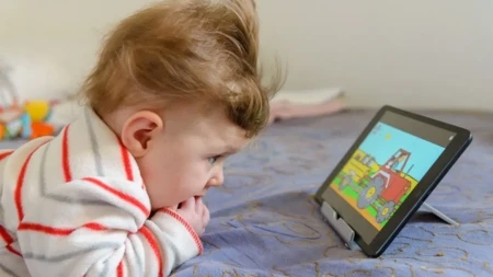 Ekrani i bebe: koliko je previše i kakve su posledice